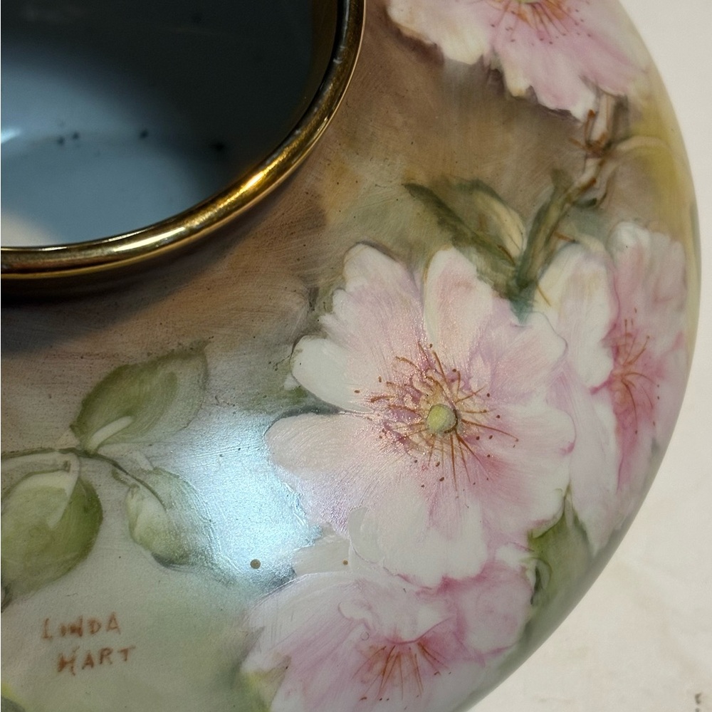 Hand painted Flat Floral Vase gold trim signed Linda Hart - Picture 7 of 11